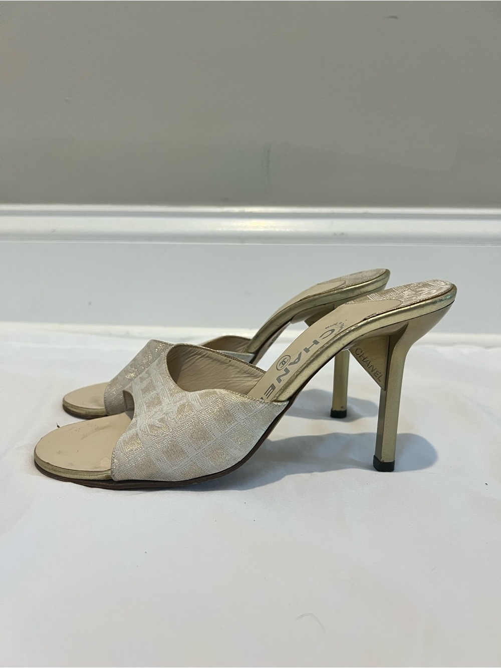 CHANEL Gold Brocade Open-Toe Slide Heels - Picture 3 of 7